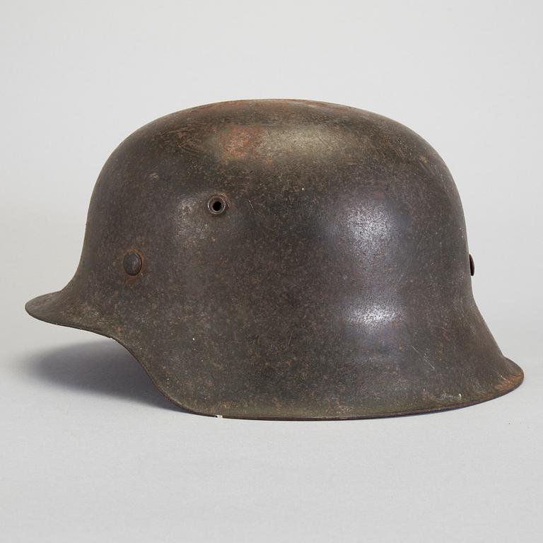 A 20TH CENTURY GERMAN MILITARY HELMET.