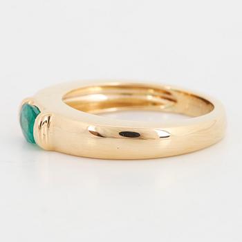 CHAUMET, Ring, 18K guld med oval fasettslipad smaragd.