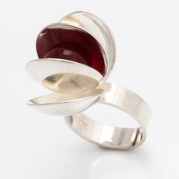 Elis Kauppi, A sterling silver ring with a chalcedony. Kupittaan kulta, Turku 1970.