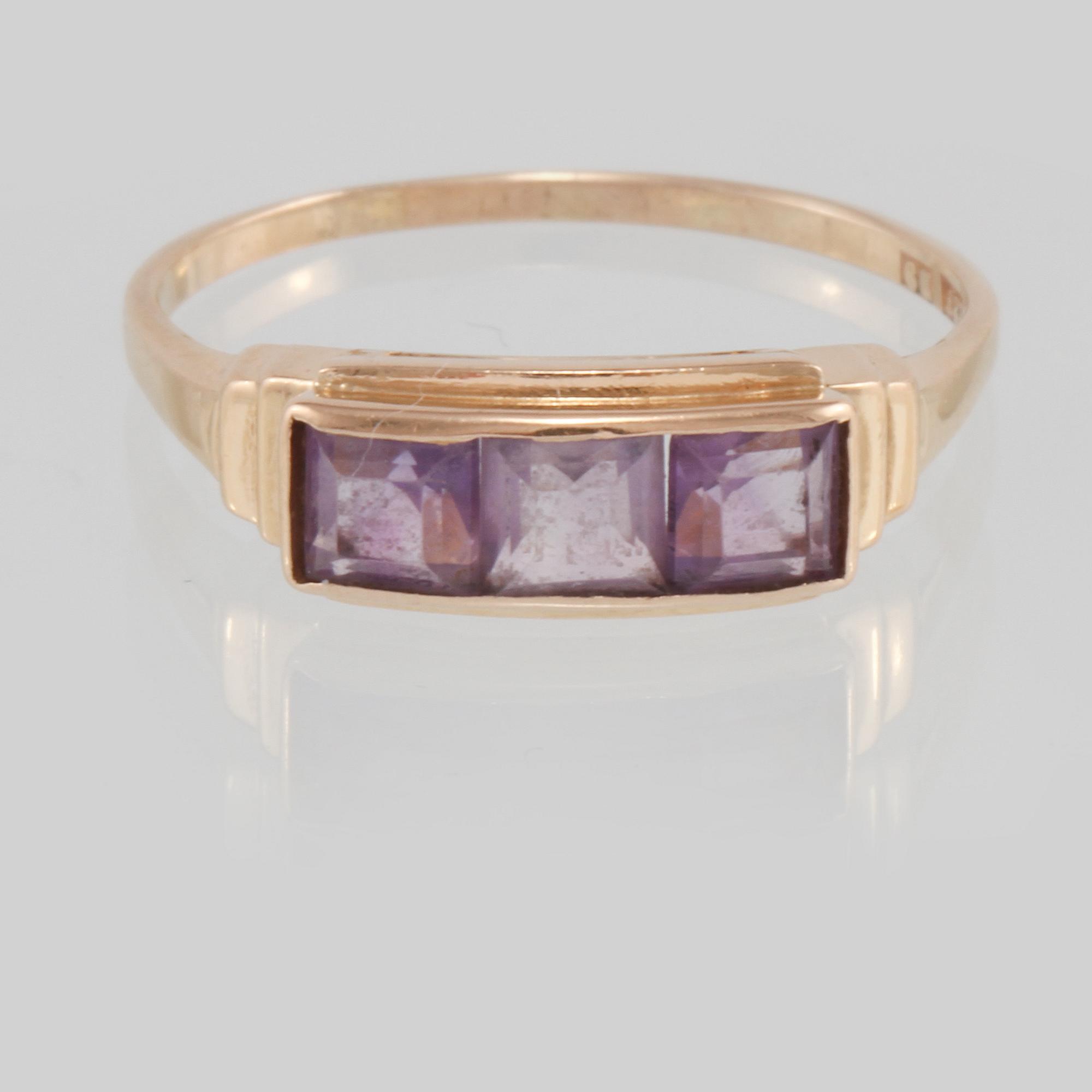 RING, 18K guld med 3 fasettslipade ametister, Gustav Dahlgren & Co, Malmö, 1954. Vikt 3,9 gram.