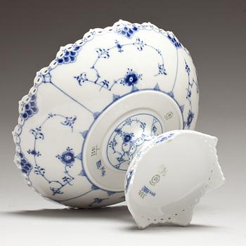 SKÅL på FOT, porslin, "Musselmalet", Royal Copenhagen.