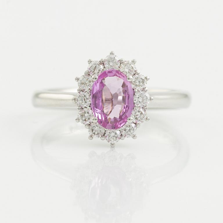 Ring med rosa safir och briljantslipade diamanter.