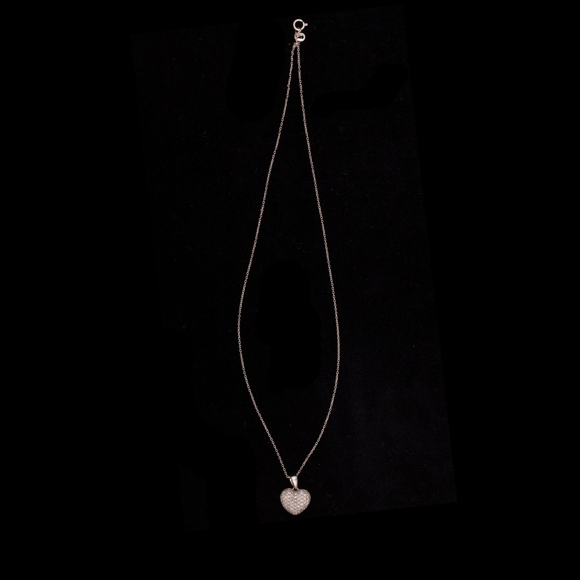 HÄNGSMYCKE, 18K vitguld, diamanter tot. 0,26 ct. Vikt 3,5 g. Intyg.