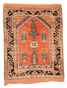 272. Matto, an antique Anatolian, ca 128 x 104,5-108 cm (as well as ca 8-10 cm flat weave at the ends).