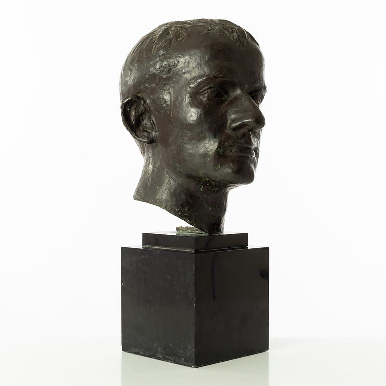 Gudmar Olovson, sculpture. Signed. Numbered. Foundry mark. Bronze, total height 44.5 cm, length 24 cm.