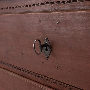 A Gustavian chest of drawers from around the year 1800.