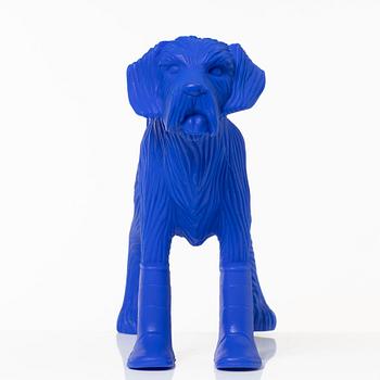 William Sweetlove, "Cloned Schnauzer with water bottle". (Blue).