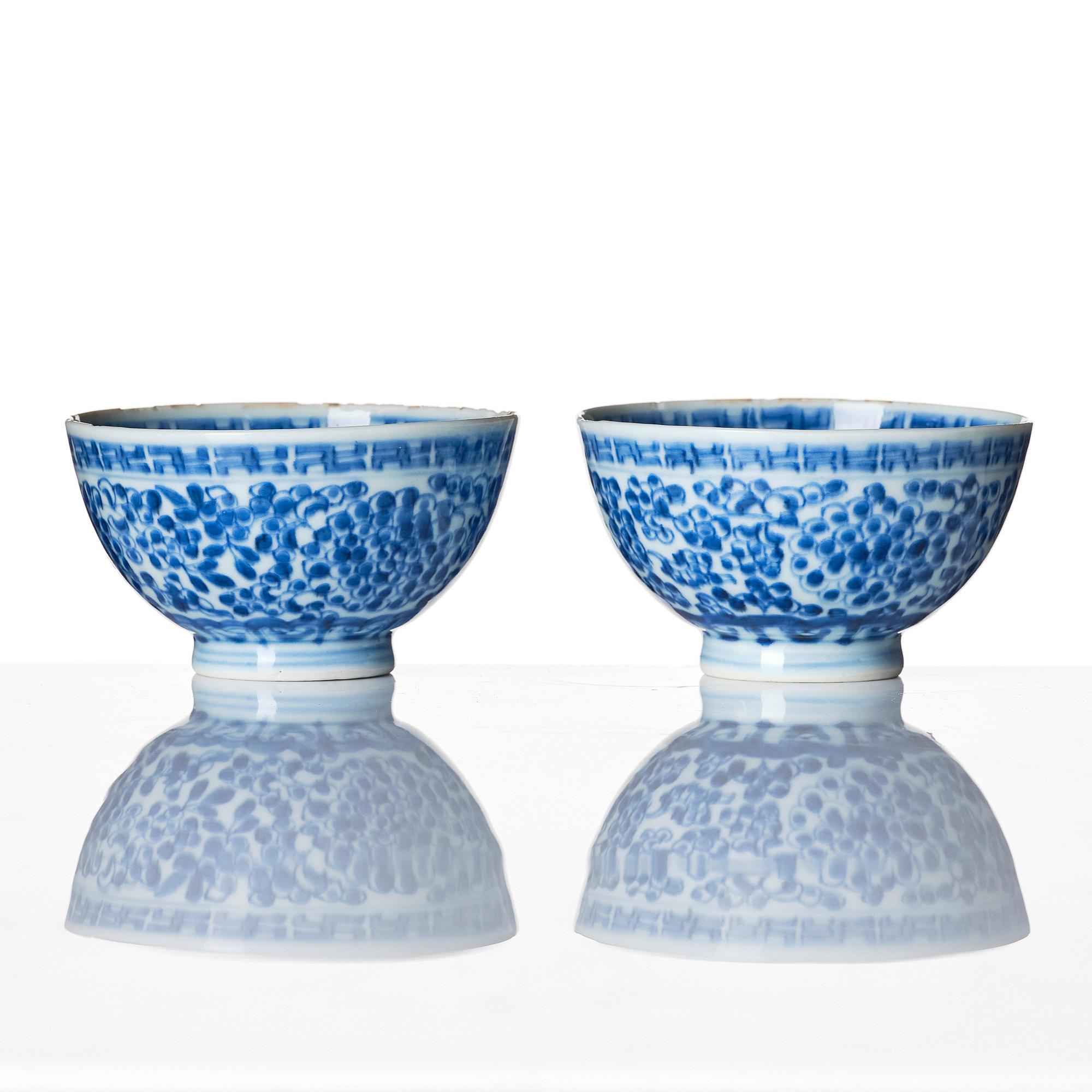 Skålar, ett par, porslin. Qingdynastin, Yongzheng märke och period (1723-35).