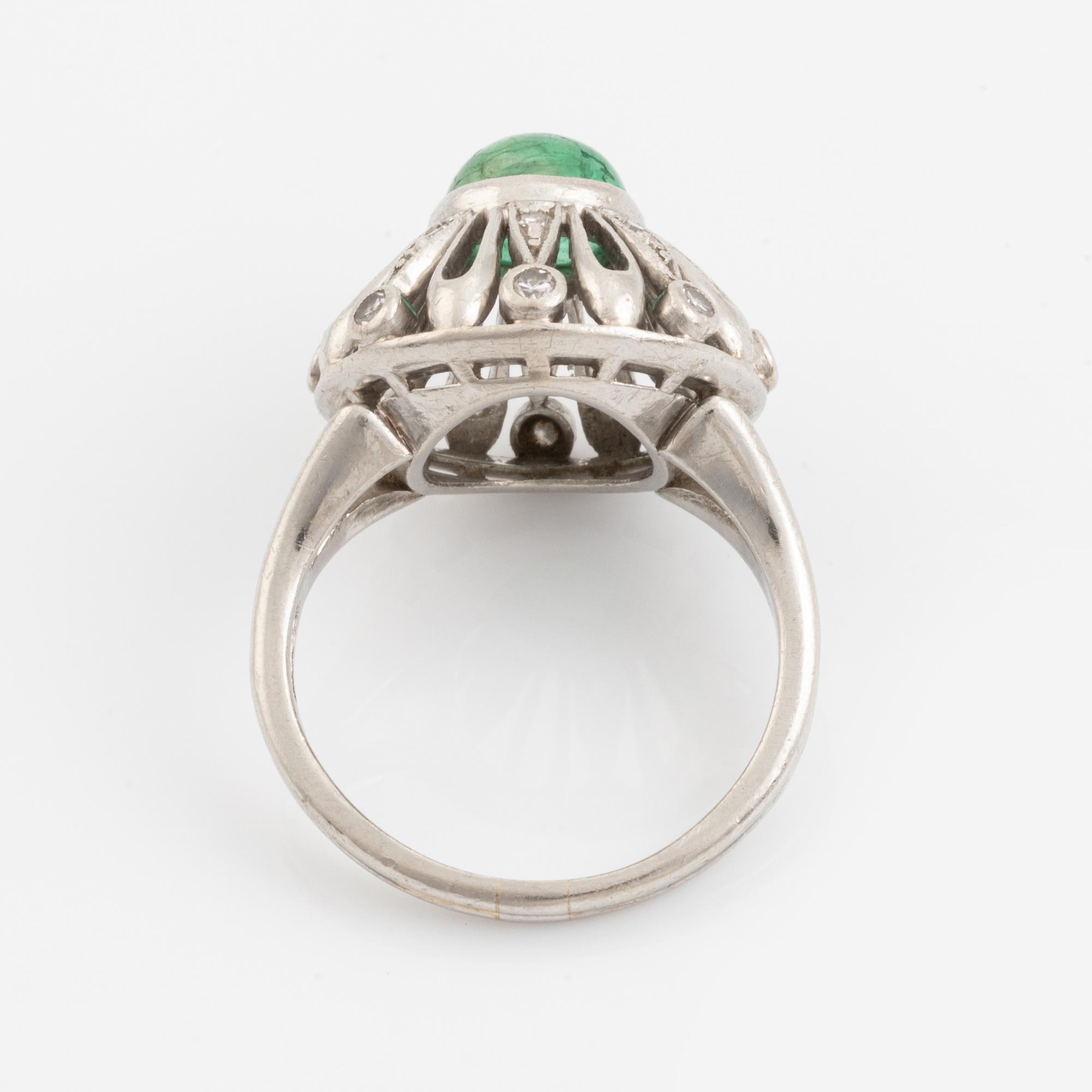 A Tillander ring platina med en cabochon-slipad smaragd.