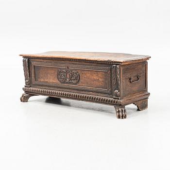Cassone, Italien, skuren dekor, 17/1800-tal.