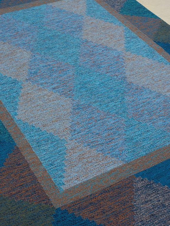 CARPET. Flat weave. 240 x 171 cm. Signed GHV.