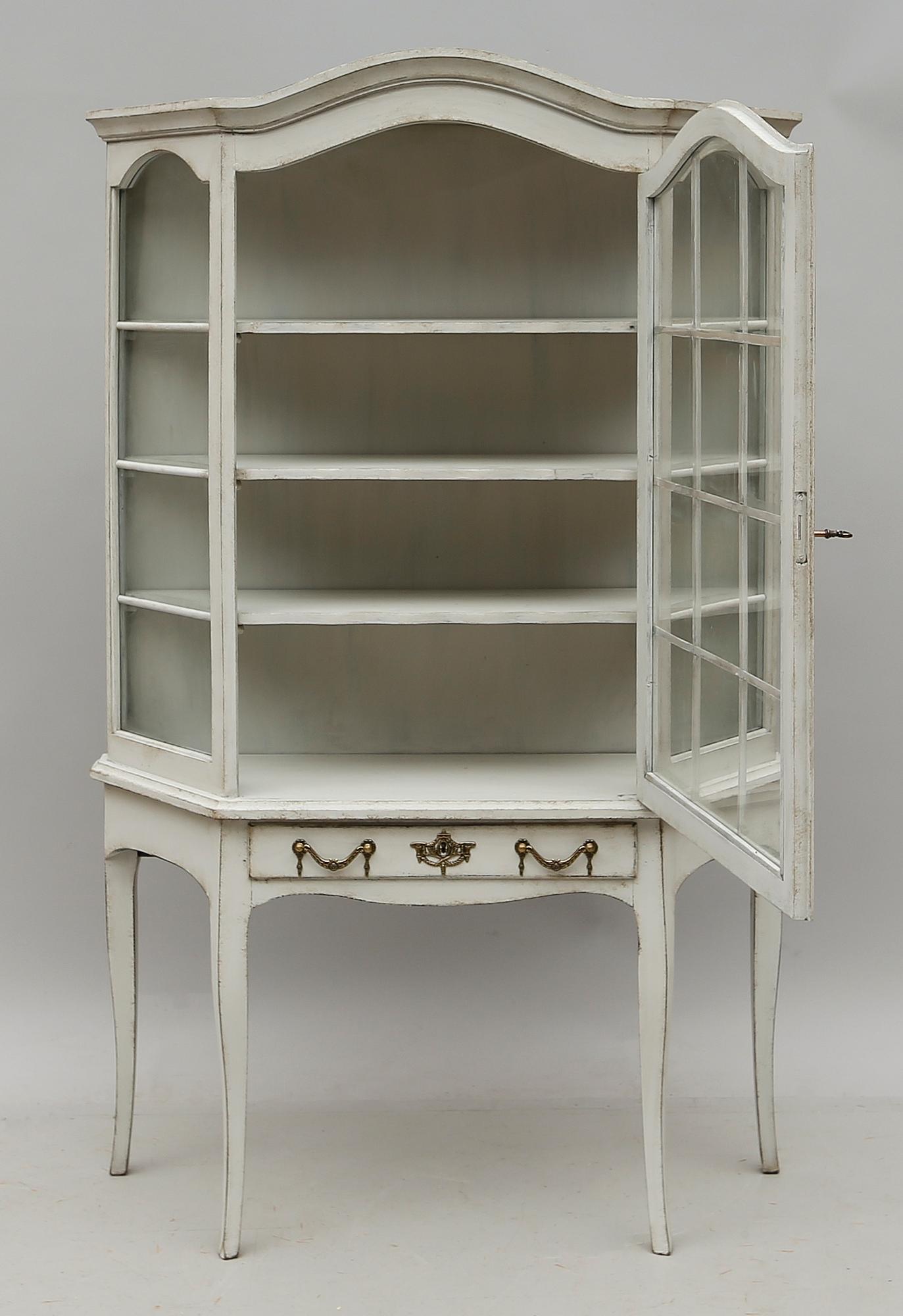 VITRINSKÅP, 1900-talets andra hälft.