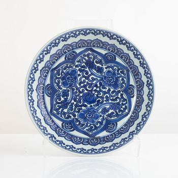 A Chinese blue and white porcelain dish, Qing dynasty, Kangxi (1662-1722).