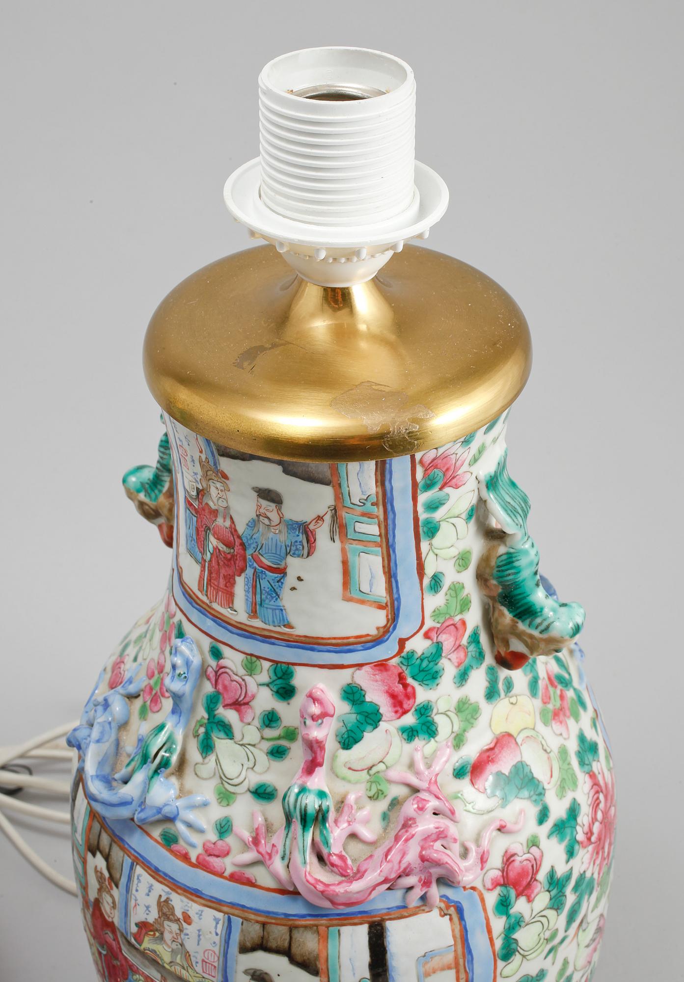 BORDSLAMPOR, ett par, porslin, Kina, 1800/1900-tal.