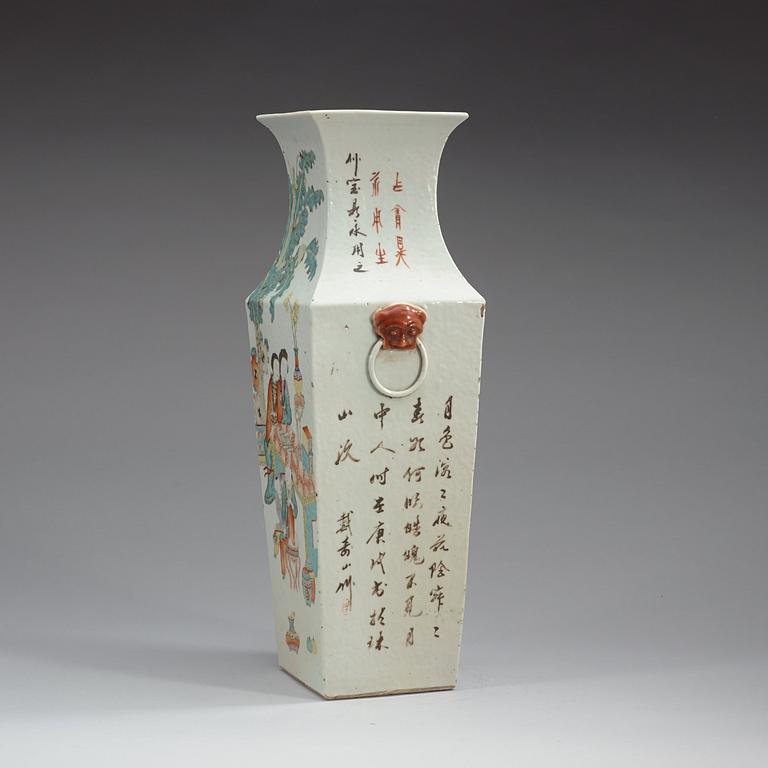 A famille rose vase, late Qing dynasty (1644-1912).