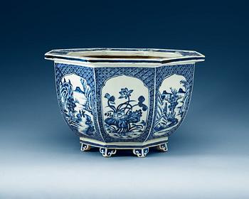 1577. A large blue and white flower pot, Qing dynasty, Qianlong (1736-95).