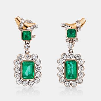 756. A pair of earrings with emeralds and brilliant-cut diamonds.