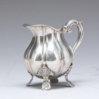 GRÄDDKANNA, silver. Rokokostil, svenska importstämplar. Ca 180g.