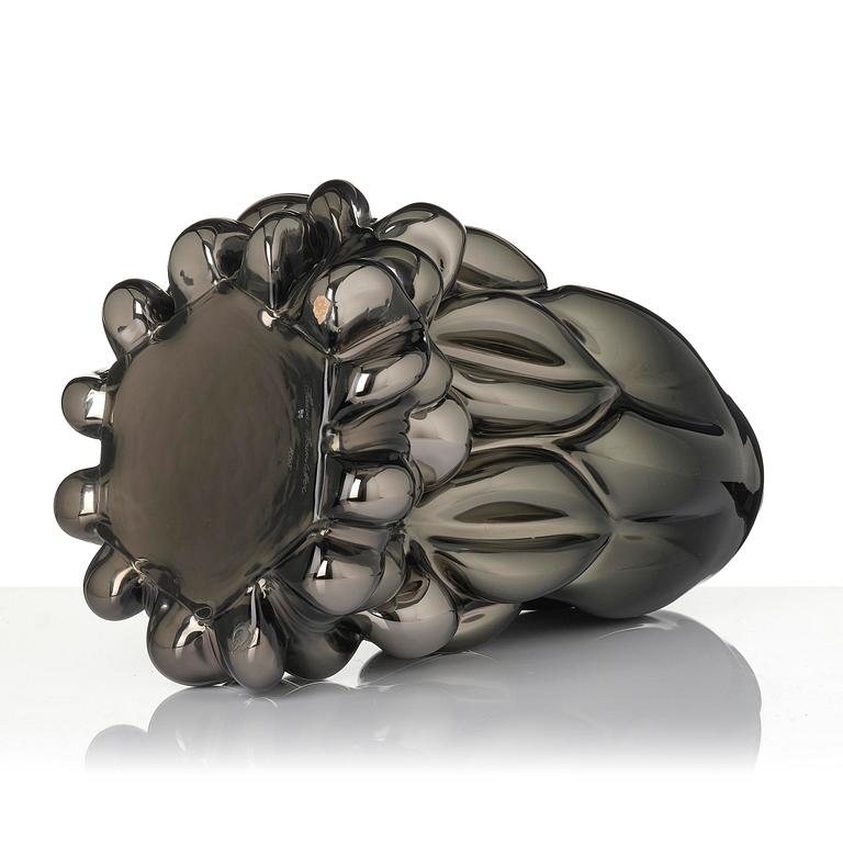 Hanna Hansdotter, “Tiffany Print, Black Metallic”, a glass sculpture, The Glass Factory, Boda Glasbruk, 2018.