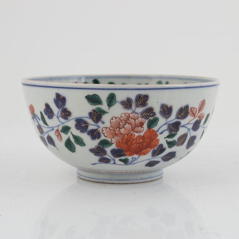 A Japanese imari verte bowl, Edo (1603-1868).