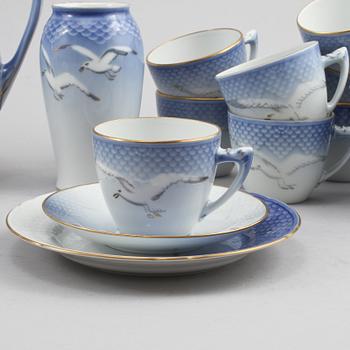 SERVISDELAR, 29+1 delar, porslin, "Måsen", Bing & Gröndahl samt Royal Copenhagen, Danmark, 1900-talets  fjärde kvartal.