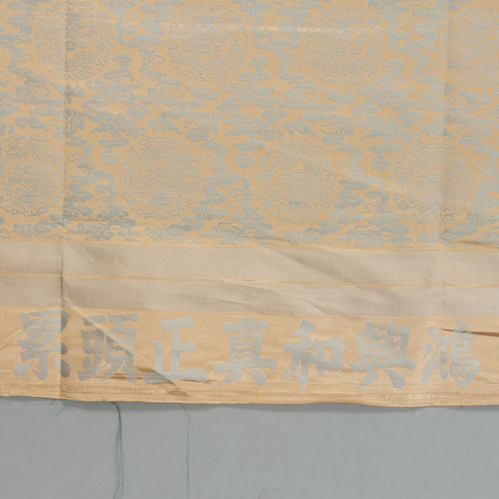 TYGRULLAR, 2 st, siden. 1125,5 x 75,5 respektive 425 x 65,5 cm. Kina 1900-talets förra hälft.