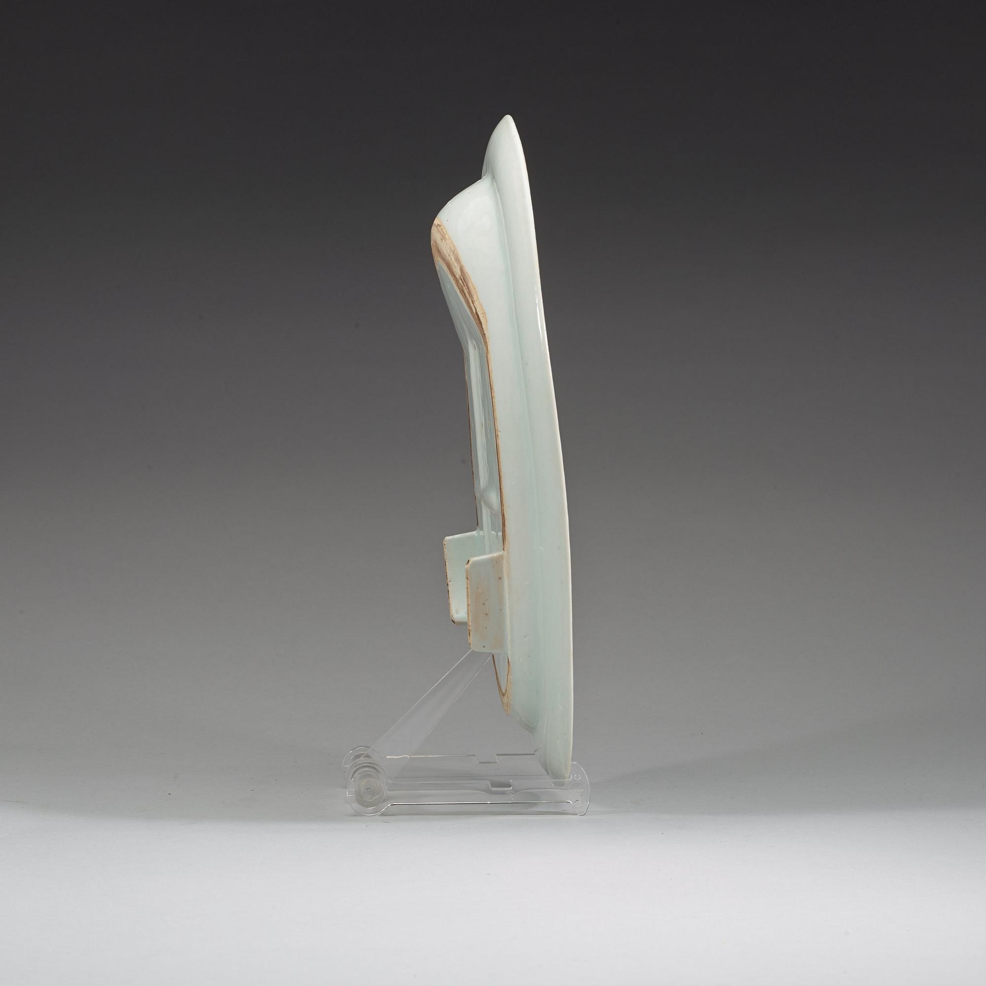 A blue and with serving dish, late Qing dynasty.