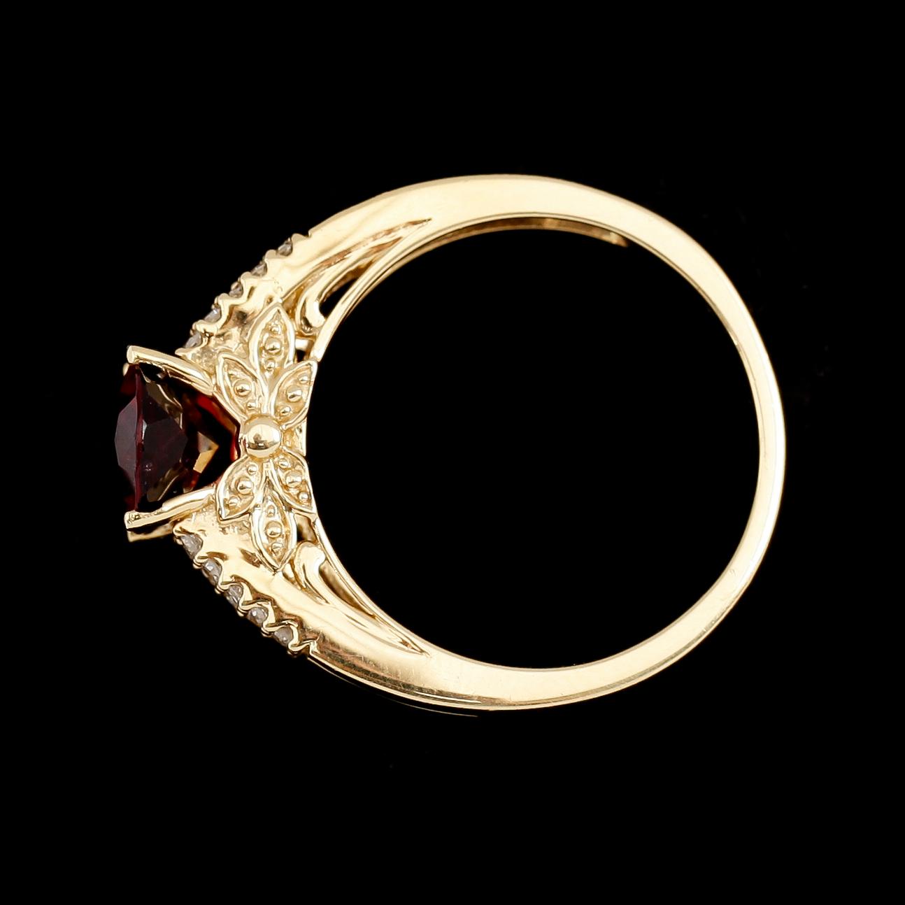 RING, 14 k guld, rubelit, mindre briljantslipade diamanter tot ca 0.10 ct.