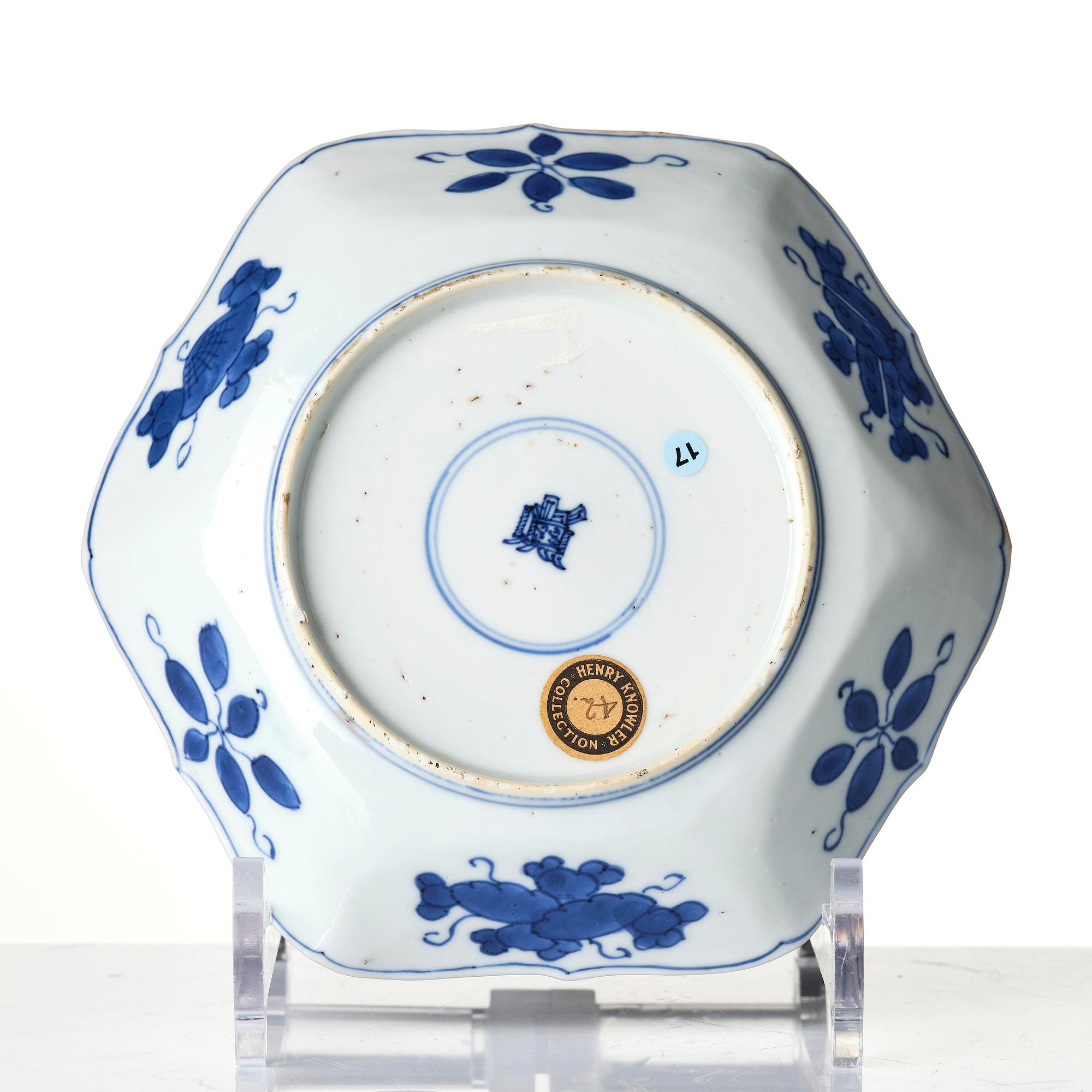 A blue and white dragon dish, Qing dynasty, Kangxi (1662-1722).