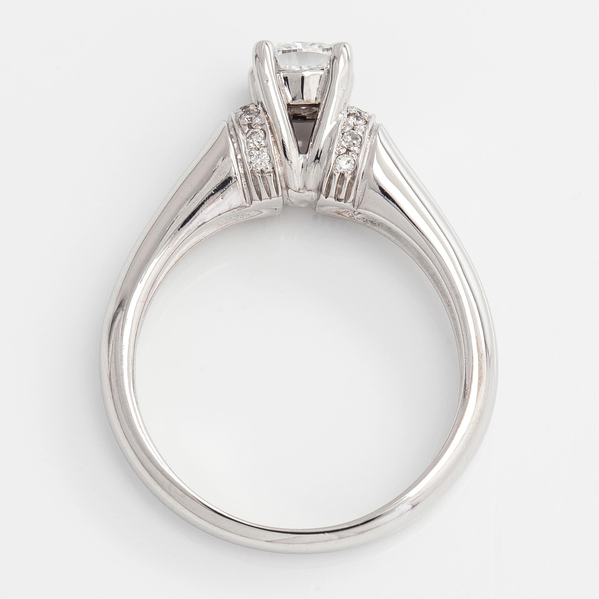 Ring, 14K vitguld med kuddslipad modifierad diamant.