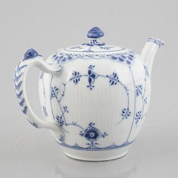 A 'Blue Fluted half lace' / 'Musselmalet' porcelain teapot, Royal Copenhagen, model 259, post 1923.