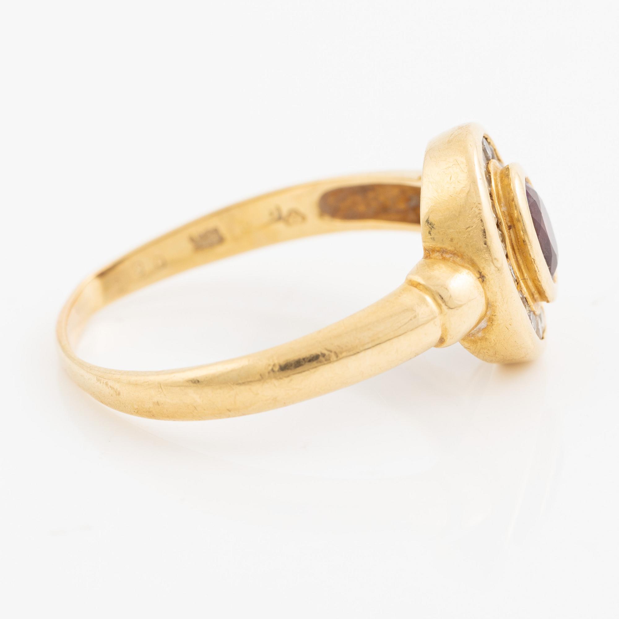 Ring, 18K guld med rubin och briljantslipade diamanter.