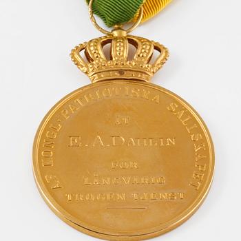 MEDALJ, 18 k guld, Kungliga Patriotiska Sällskapet, 1947, vikt ca 45 gram.