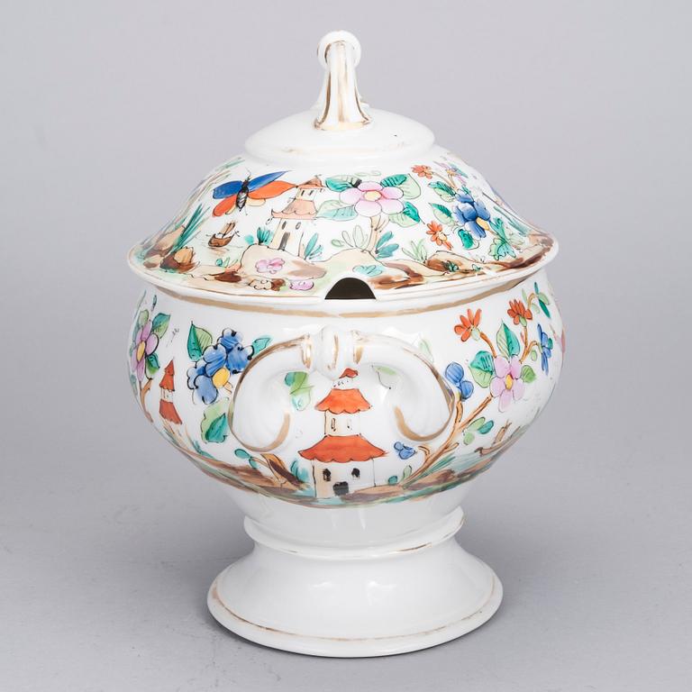 TERRIN med LOCK, porslin, 1900-talets första hälft.