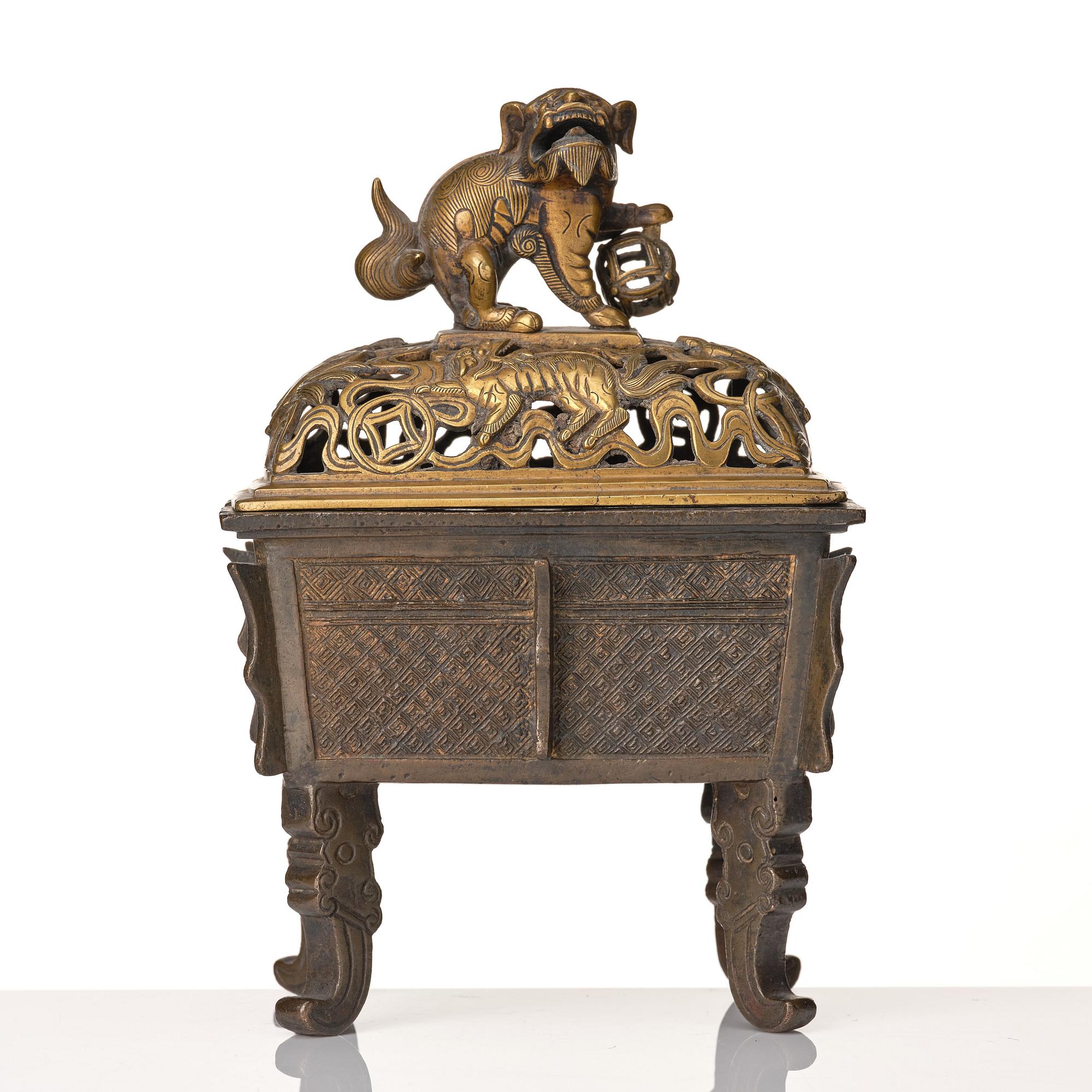 A archaistic bronze vessel/censer, late Ming dynasty/early Qing dynasty.