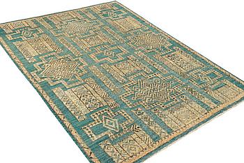 Matta, orientalisk med mönster i relief, ca. 308 x 203 cm.