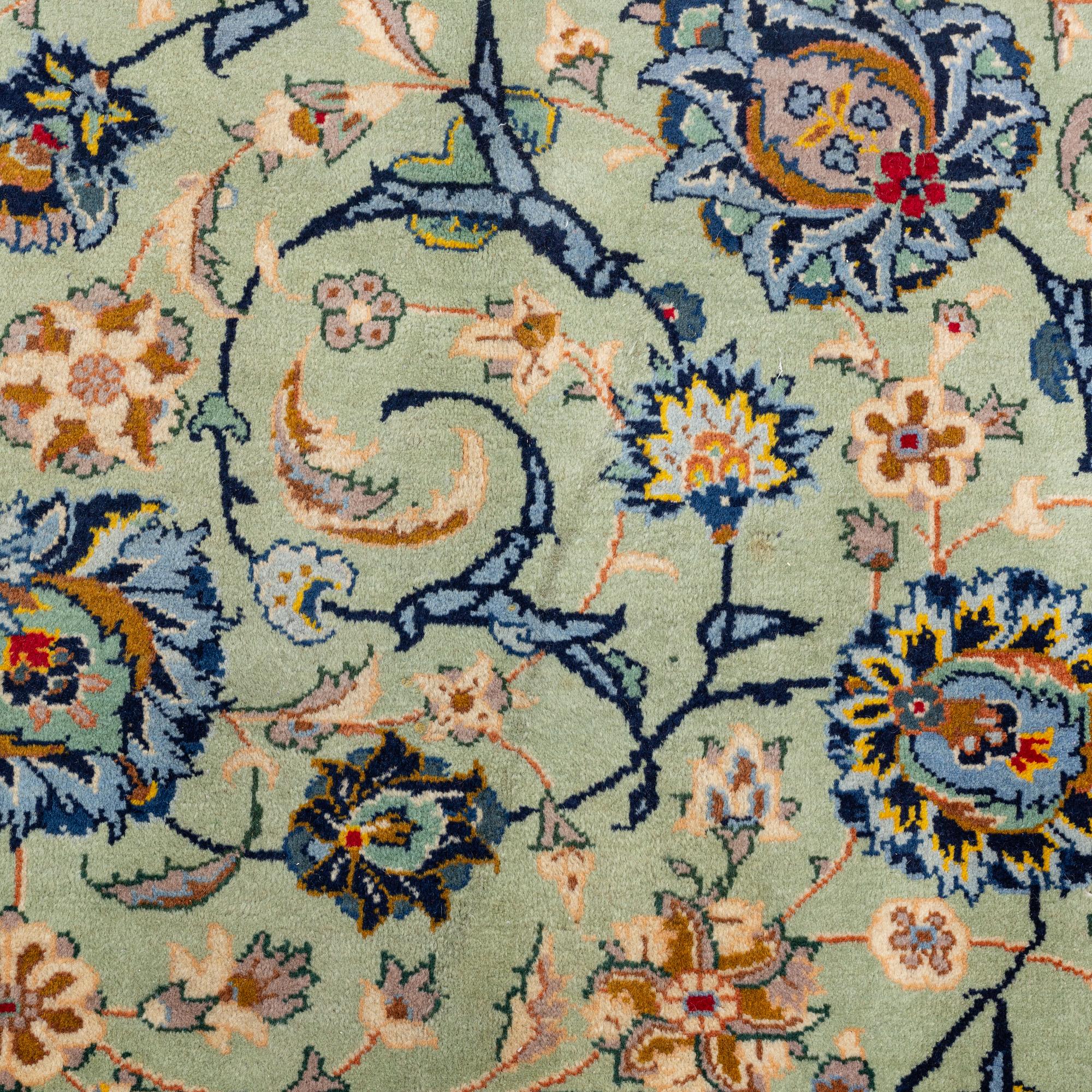 A carpet, semi-antique Najafabad, ca 420 x 306 cm.