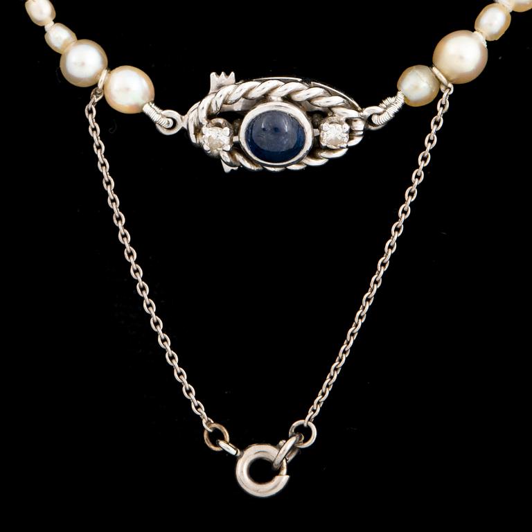 PÄRLCOLLIER. Lås 18K vitguld WA Bolin Stockholm 1964, med cabochonslipad safir och briljanter.