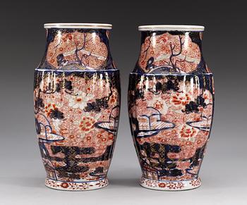 945. VASER, ett par, porslin. Japan, Meiji.