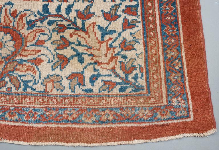 ANTIQUE/SEMI-ANTIQUE MAHAL, so called Ziegler Mahal. 472,5 x 371 cm.