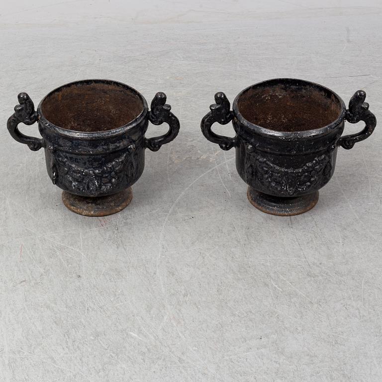 TRÄDGÅRDSURNOR, ett par, gjutjärn, Stavsjö Bruk.