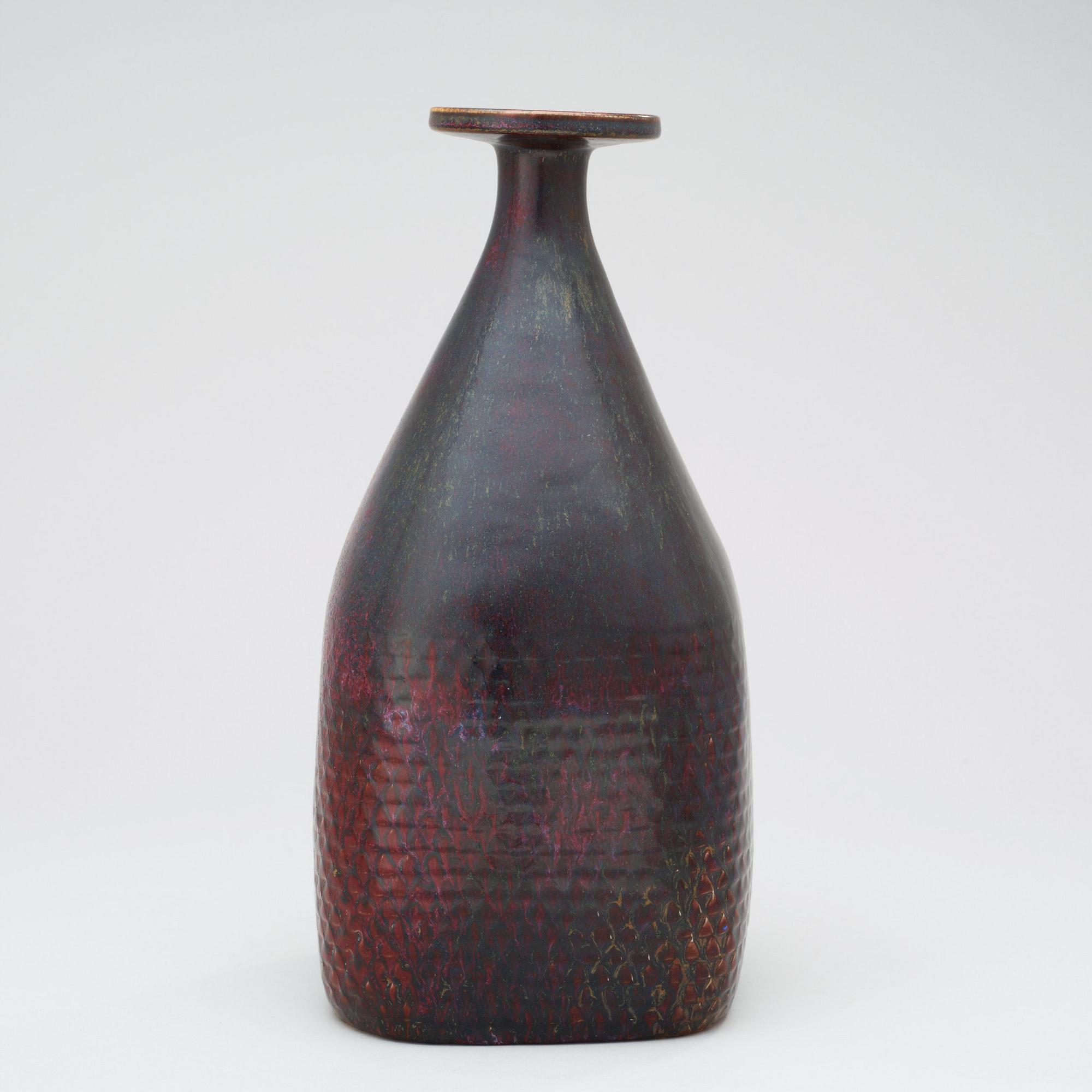 A Stig Lindberg stoneware vase, Gustavsberg 1967.