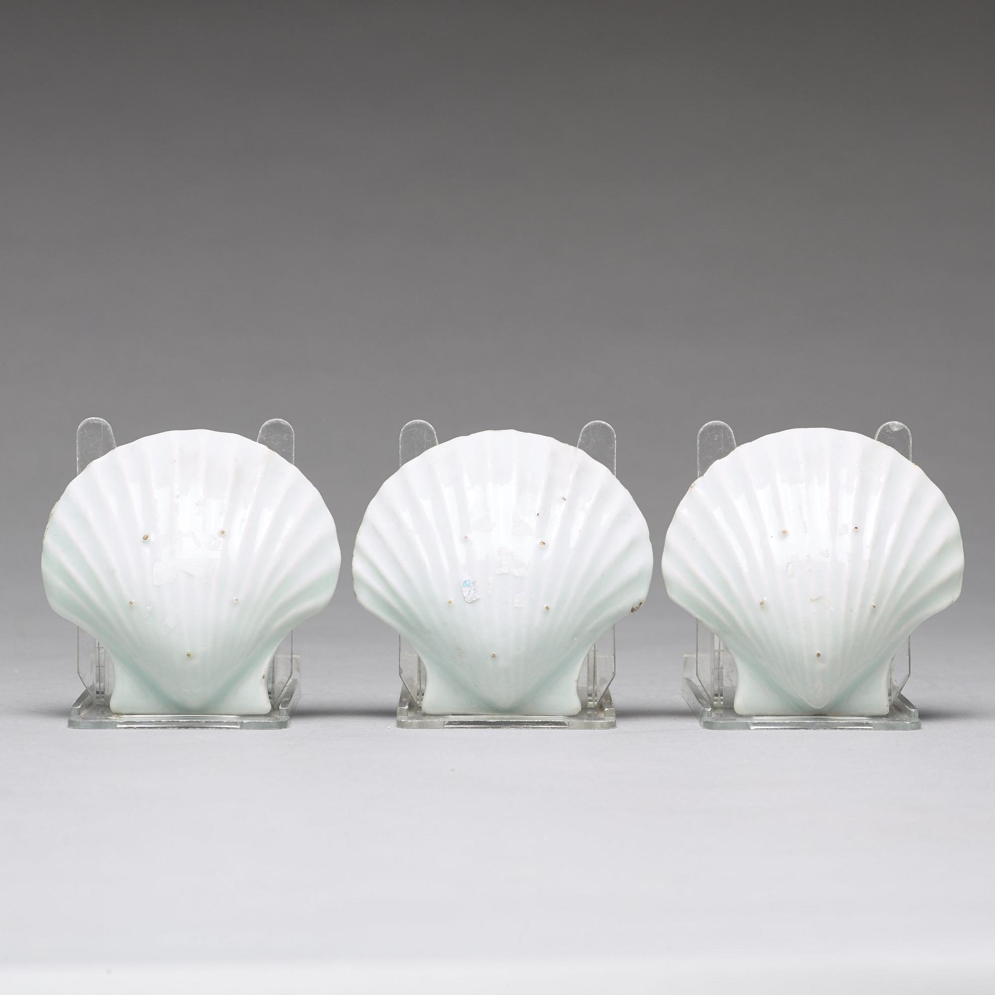 SMÖRSNÄCKOR, tre stycken, kompaniporslin. Qingdynastin, Qianlong (1736-95).