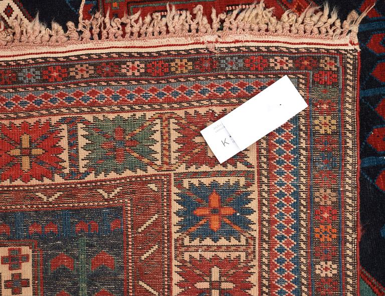 ANTIQUE/SEMI-ANTIQUE SHIRVAN probably. 191,5 125 cm.