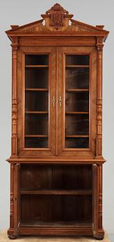 BOKSKÅP. Nyrenässans, 1800-talets andra hälft.