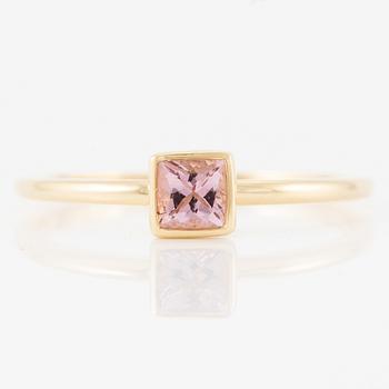 Ring 18K guld med morganit.