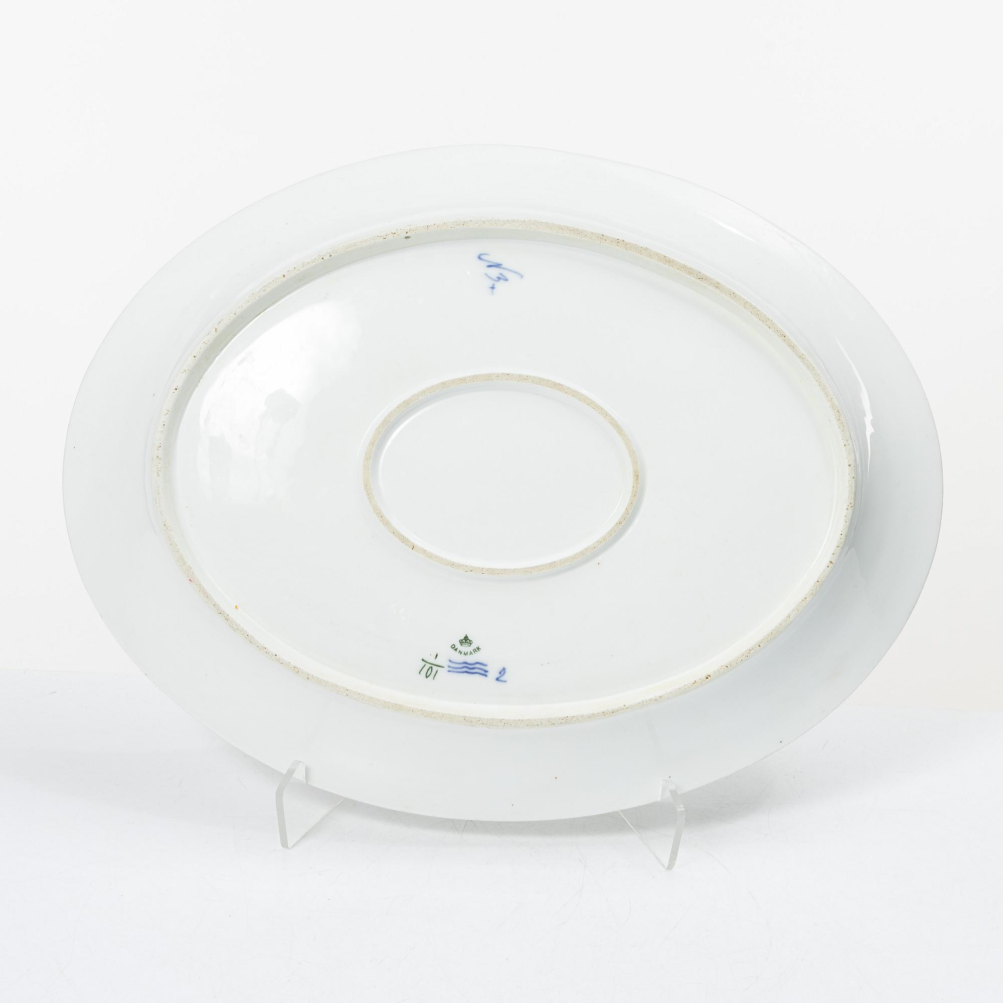 A large 'Blue Fluted Plain' porcelain serving dish, Royal Copenhagen, model 101, 1898-1923.
