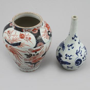 VATTENDROPPARE samt URNA, porslin, Kina, 1800-tal.