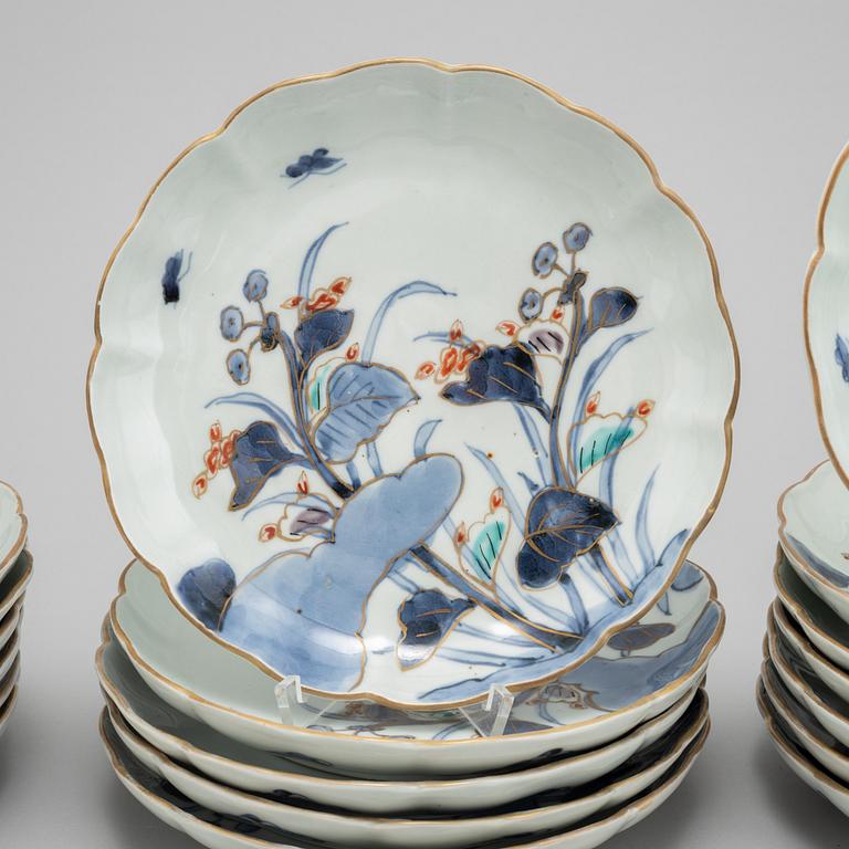 A set of 19 Japanese porcelain plates, Meiji period (1868-1912).