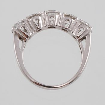RING, 18K vitguld med 5 briljantslipade diamanter, totalt 2.07 ct. Vikt 6 g.